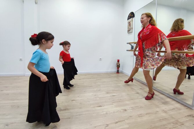 45 minutes flamenco dance class for family in Málaga - The simple family dance you’ll practice, then repeat