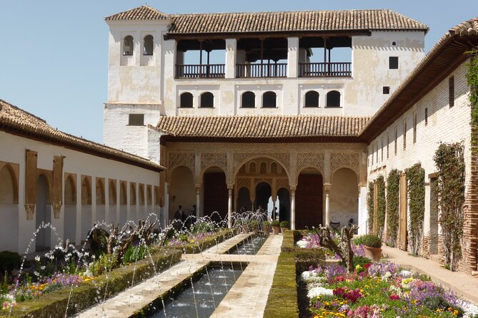 Alhambra and Albaicin Private Day Trip from Malaga - Barrio del Albaicín: Moorish streets that feel like a living museum