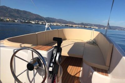 Boat Rental without License Puerto Banus - First Steps on Board: Getting Instructions You Can Actually Use