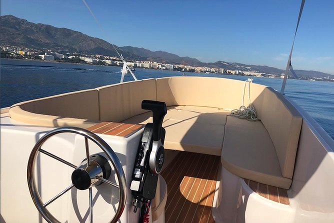 Boat Rental without License Puerto Banus - First Steps on Board: Getting Instructions You Can Actually Use