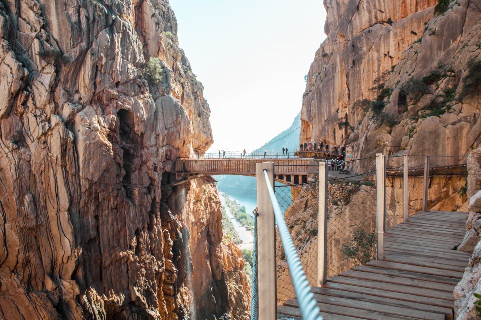 Caminito del Rey: Guided Hiking Tour with Entrance Tickets - Helmet-on hike: how the tour runs in real time