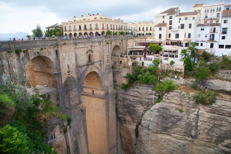 From Malaga: Ronda y Setenil de la Bodegas Day Trip by coach - Setenil de las Bodegas: walking under the rock