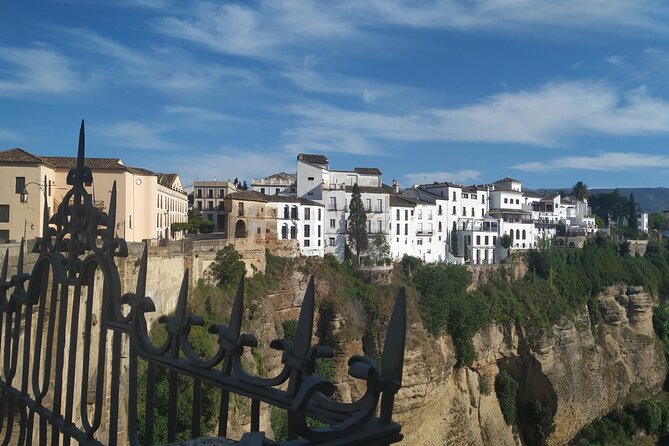 Guided tour of Ronda with an official guide - The palace rear façade and the water-supply grotto story
