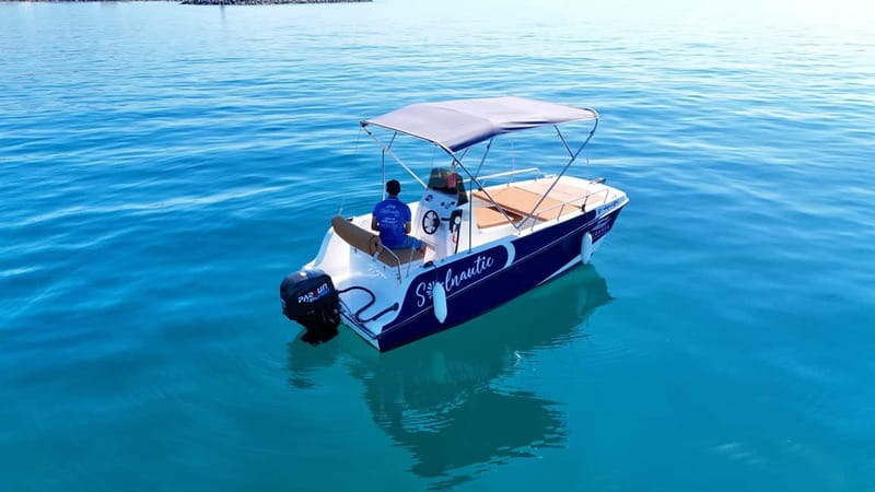 Malaga: 5-Seater Speedboat Boat Rental Without a License - On-Board Comfort: Music, Shade, and the Romantic Edge