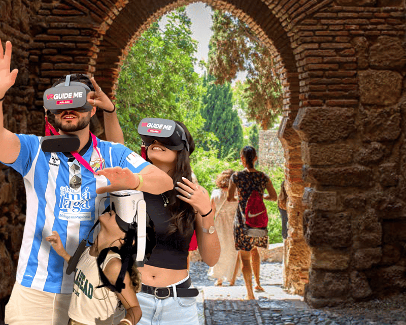 Malaga: Alcazaba, Picasso and more, walking tour with 5 VR experiences ! - How the VR walking tour works in Malaga (without the gimmicks)