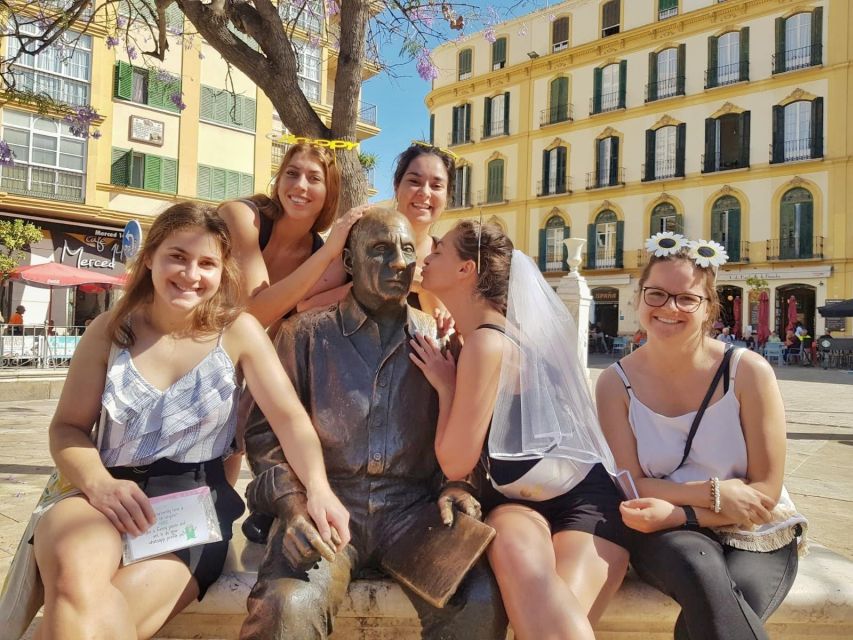Malaga: Bachelorette Party Treasure Hunt - Fuente de Génova to Plaza de la Constitución: starting with a real mission