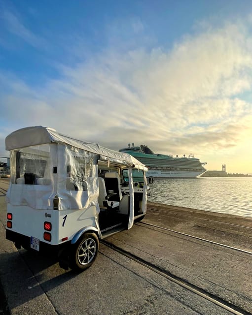 Malaga: VIP private Tuk Tuk tour - Audio guides in Spanish, English, and German: what they add (and how to use them)