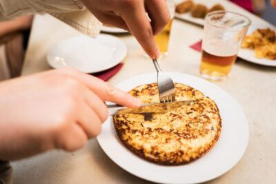 Marbella Food Tour with Tapas & Drinks with a Local - Faro de Marbella start point: why the first minutes matter