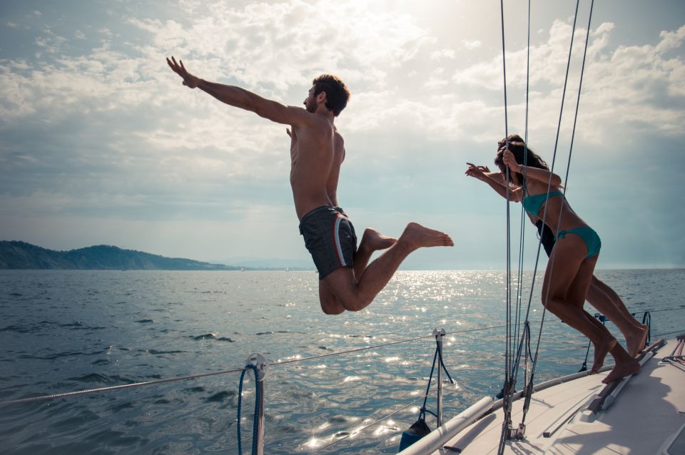 Marbella: Puerto Banús Private Sailing Cruise with Drinks - Sailing with purpose: Magic Eagle and raptor therapy at sea