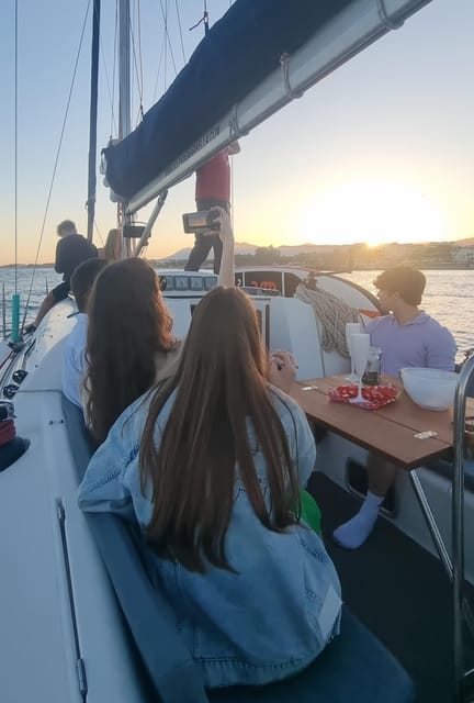 Marbella: sunset sailboat trip Drinks-Snacks,2 hour - Drinks and snacks that keep the mood easy