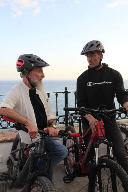 Nerja: Guided City Tour - The final photo stop at Plaza de los Cangrejos