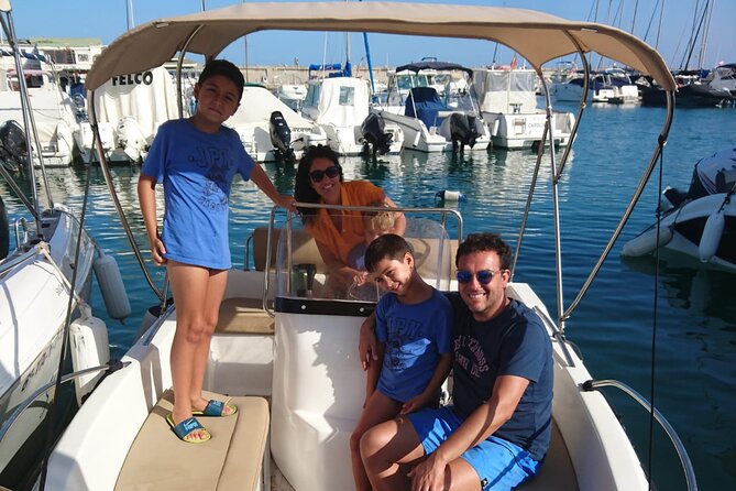 Private boat rental without title dolphin watching - Boat Size and Comfort for Up to 6 People
