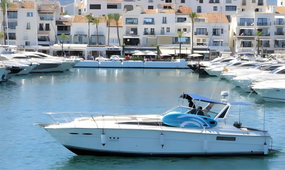PUERTO BANUS: YACHT RENTAL FOR GROUP 2H - Welcome aboard: drinks, snacks, Bluetooth music, and the onboard comfort