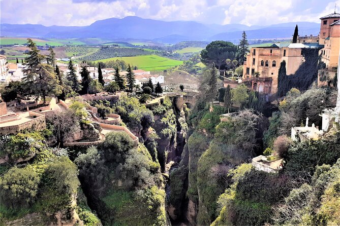 Ronda private walking tour by Tours in Malaga - Iglesia de Santa María la Mayor: cliff views and old-city streets