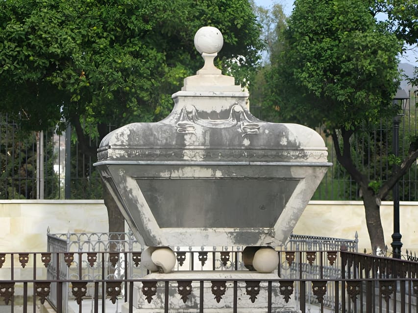 San Miguel Cemetery Tour of Malaga - Start at the gate, meet your guide under a blue umbrella