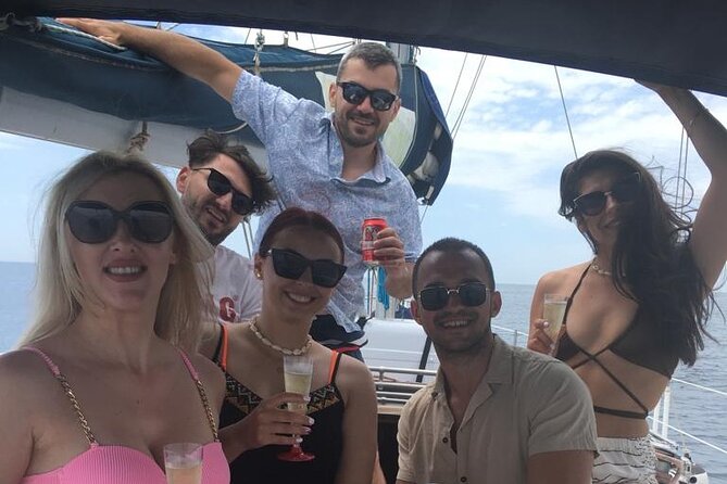 Shared Sailboat Experience Feel nature with dolphins - What makes this sail outing worth your time