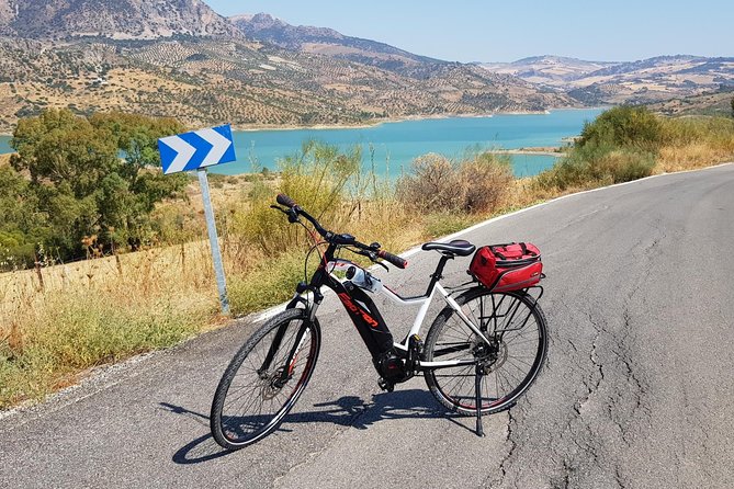 Wine, Tapas & Lake Zahara by e-bike incl Ronda pickup (full day) - Wine and tapas stops en route: a route that tastes as good as it looks