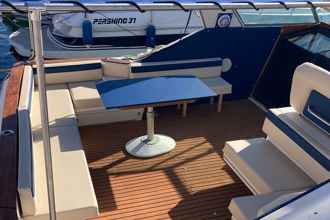 Yacht ride in Puerto Banús - Solarium time and swimming: build in towel-and-snack reality